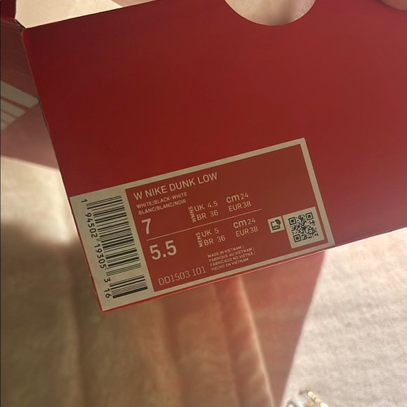 EUC Nike Dunk Low Women’s size 7 men’s 5.5 black and white panda - Picture 4 of 5